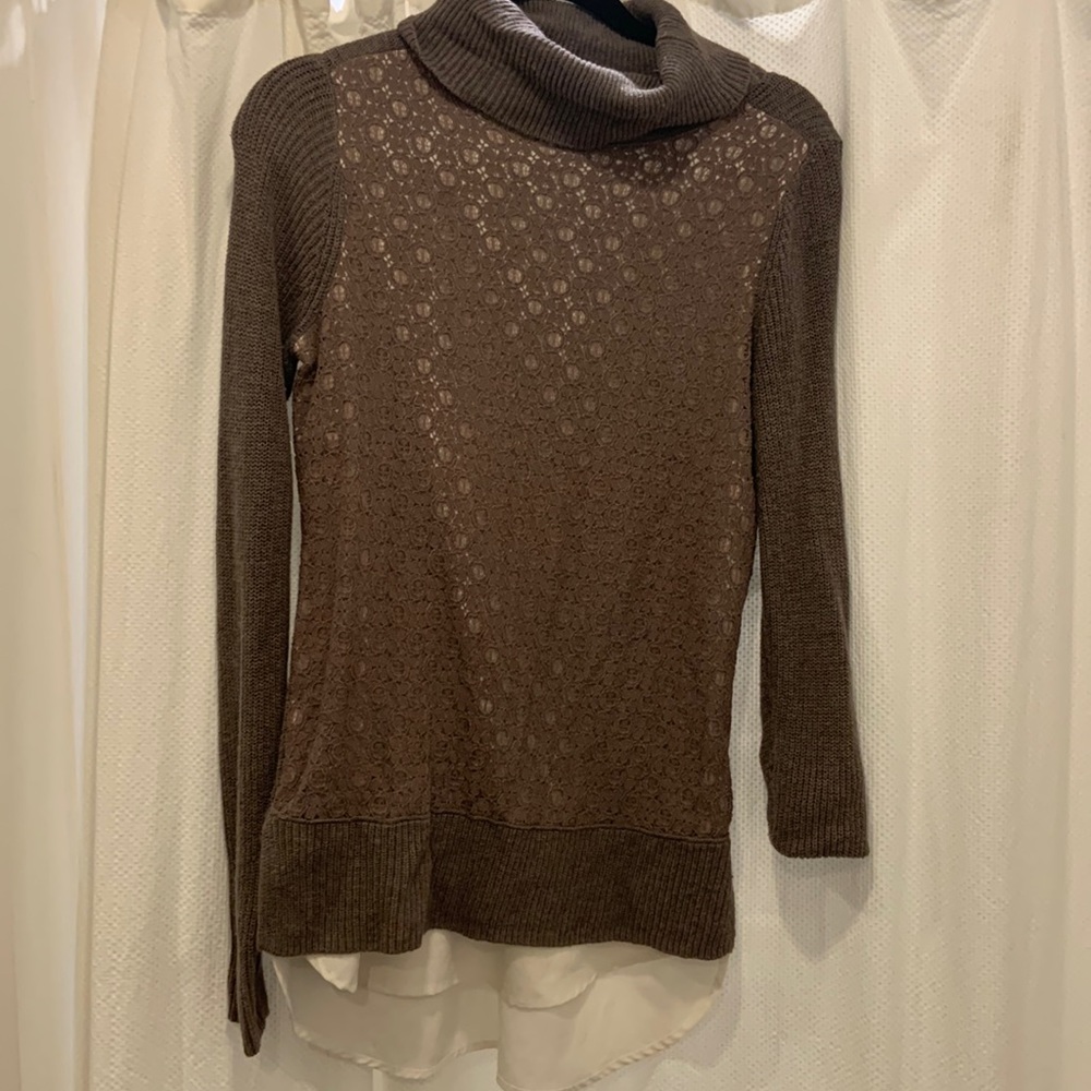 Women’s size Small EUC turtleneck sweater with blouse underlay. Simply Vera